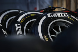 Pirelli-Reifen im Fahrerlager