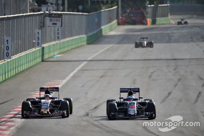 Carlos Sainz, Scuderia Toro Rosso STR11 y Fernando Alonso, McLaren MP4-31 luchan por la posición