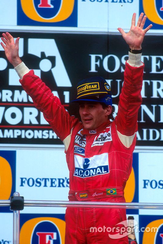 Pódio: Ganhador da corrida Ayrton Senna, McLaren celebra