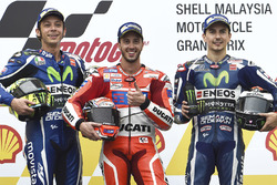 Ganador de la carrera Andrea Dovizioso, Ducati Team, segundo Valentino Rossi, Yamaha Factory Racing,