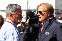 Chase Carey, Président du Formula One Group avec Danny Sullivan, commissaire de la FIA