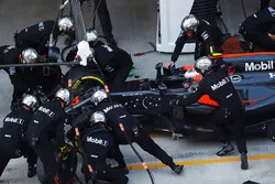 Jenson Button, McLaren MP4-31 s'arrête aux stands