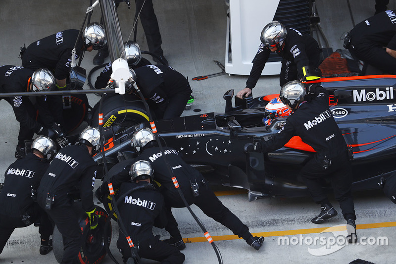 Jenson Button, McLaren MP4-31 maakt pitstops