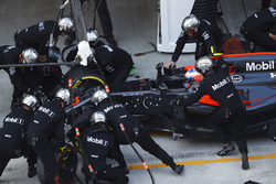 Jenson Button, McLaren MP4-31 hace una parada en pits