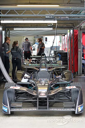 Area garage della Jaguar Racing