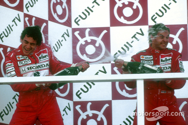Podio: ganador de la carrer Gerhard Berger, McLaren, segundo lugar y campeón del mundo Ayrton Senna, McLaren