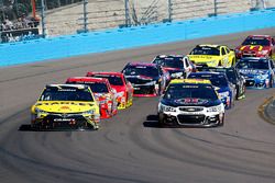 Reinicio, Carl Edwards, Joe Gibbs Racing Toyota y Kevin Harvick, Stewart-Haas Racing Chevrolet