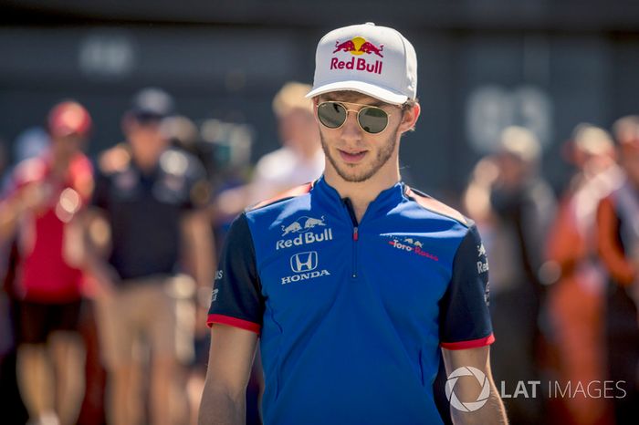 Pierre Gasly, Scuderia Toro Rosso, en el desfile de pilotos
