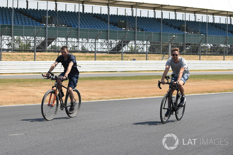 Guy Martin dan Jenson Button, McLaren bersepeda keliling sirkuit