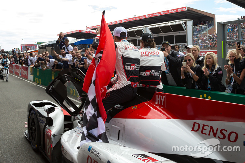 I vincitori #8 Toyota Gazoo Racing Toyota TS050: Sébastien Buemi, Kazuki Nakajima, Fernando Alonso