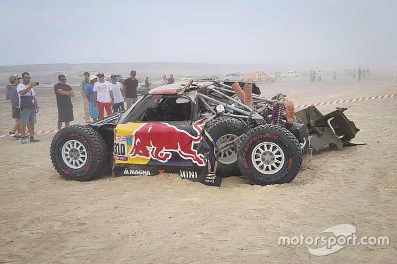 #310 X-Raid Team Mini: Bryce Menzies, Peter Mortensen, crashed car