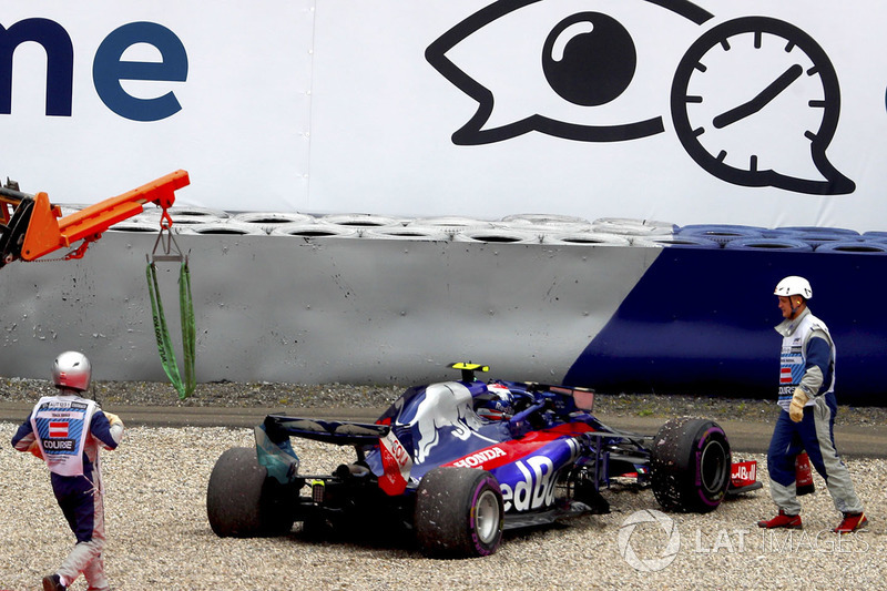 Los mariscales asisten a Pierre Gasly, Toro Rosso STR13, después de sufrir una suspensión rota