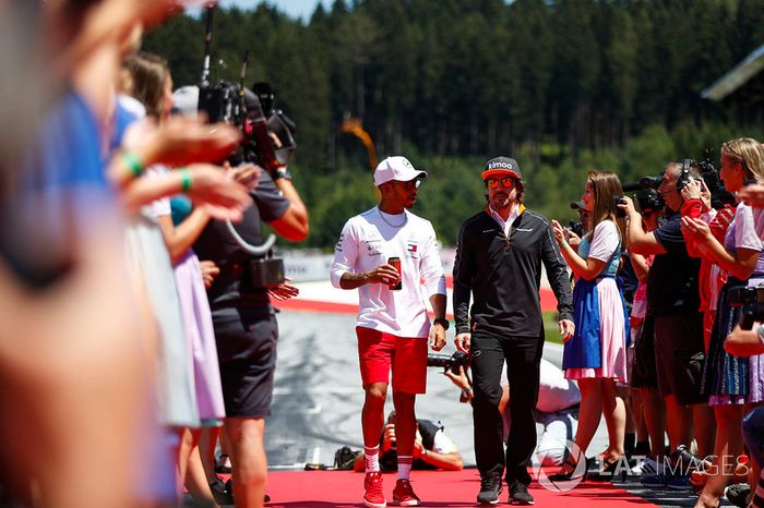 Lewis Hamilton, Mercedes AMG F1, y Fernando Alonso, McLaren, en el drivers parade