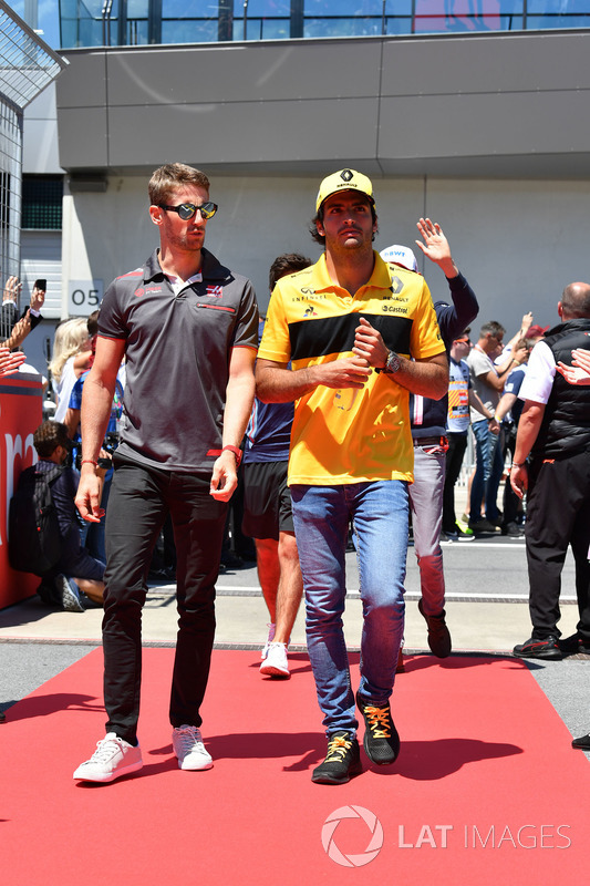 Romain Grosjean, Haas F1 and Carlos Sainz Jr., Renault Sport F1 Team on the drivers parade
