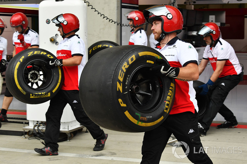 Des mécaniciens Sauber avec des pneus Pirelli
