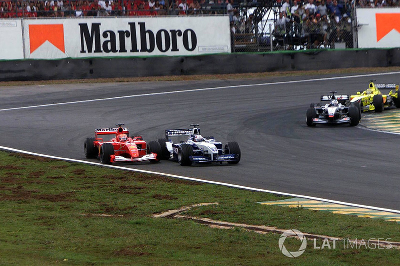 Juan Pablo Montoya, BMW Williams FW23 dépasse Michael Schumacher, Ferrari F1 2001