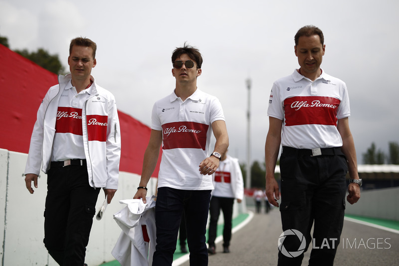 Charles Leclerc, Sauber, cammina lungo il circuito