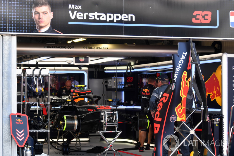 La monoposto di Max Verstappen, Red Bull Racing RB14 nel garage durante le Qualifiche