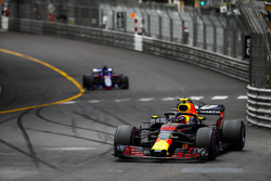 Max Verstappen, Red Bull Racing RB14, y Brendon Hartley, Toro Rosso STR13