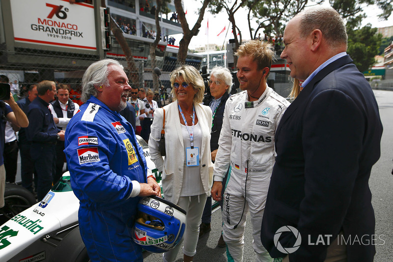 Koke Rosberg se reencuentra con su Williams FW08 Cosworth de 1982 en una exhibición con su hijo Nico Rosberg, que se puso al volante del Mercedes W07 Hybrid de 2016. El Príncipe Alberto habla con ambos.
