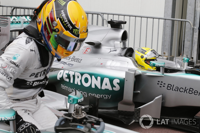 Lewis Hamilton en Nico Rosberg, Mercedes W04 komen aan in parc ferme