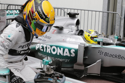 Lewis Hamilton ve Nico Rosberg, Mercedes W04, parc ferme