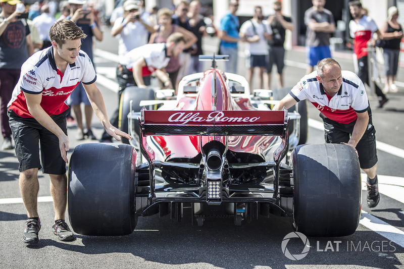 Механіки Sauber, Sauber C37