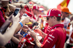 Kimi Raikkonen, Ferrari signs autographs for the fans