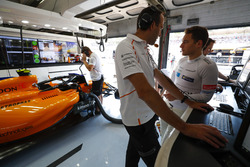 Стоффель Вандорн спілкується з інженером McLaren