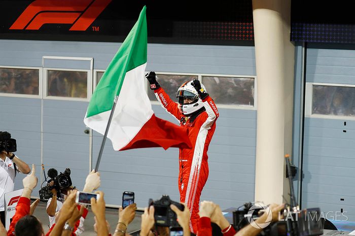 Sebastian Vettel, Ferrari, 1° classificato, festeggia all'arrivo nel parco chiuso