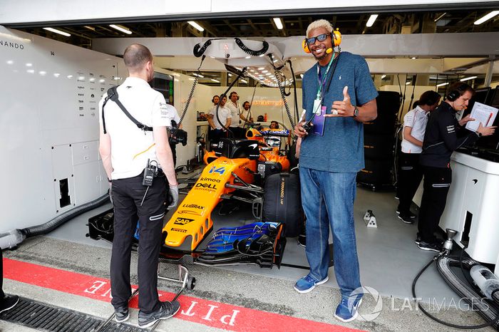 El jugador de la NBA Andrew Bynum visita el garaje McLaren