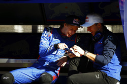 Pierre Gasly, Scuderia Toro Rosso, talks to Brendon Hartley, Scuderia Toro Rosso