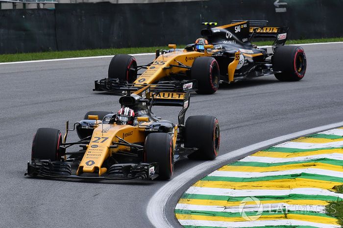 Nico Hulkenberg, Renault Sport F1 Team RS17 y Carlos Sainz Jr., Renault Sport F1 Team RS17