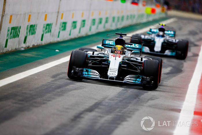 Lewis Hamilton, Mercedes AMG F1 W08, Valtteri Bottas, Mercedes AMG F1 W08, fuera de pits