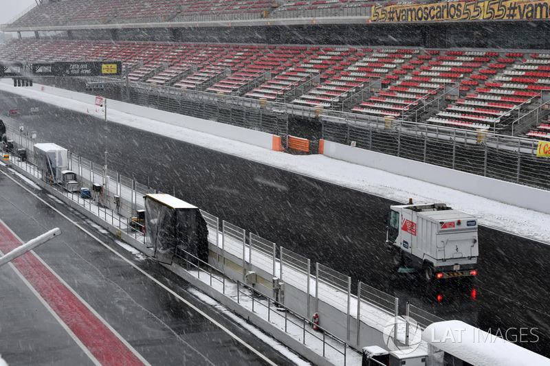 Camiones quitan la nieve del Circuit de Barcelona