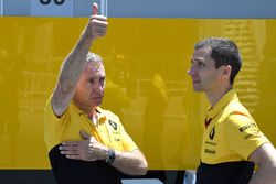 Bob Bell, Renault Sport F1 Team et Remi Taffin, directeur des opérations bord de piste Renault Sport F1