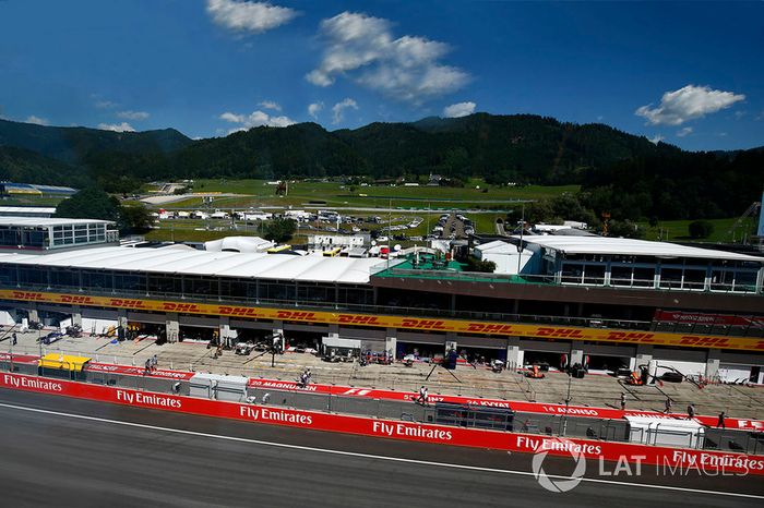 Una vista panorámica de pits, la recta  y garajes