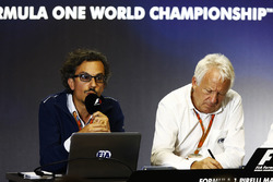 Laurent Mekies, directeur de la sécurité de la FIA, Charlie Whiting, directeur de course FIA, lors d'une conférence de presse sur le Halo