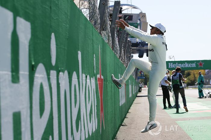 Ganador, Lewis Hamilton, Mercedes AMG F1, se sube al pit wall