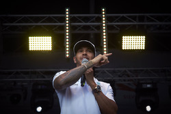 Ganador de la carrera Lewis Hamilton, Mercedes AMG F1 en el escenario