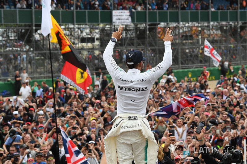 Ganador de la carrera Lewis Hamilton, Mercedes AMG F1 celebra con los fans