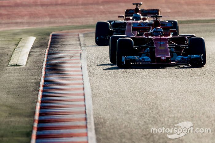 Kimi Raikkonen, Ferrari SF70H, delante de Fernando Alonso, McLaren MCL32