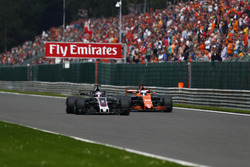 Romain Grosjean, Haas F1 Team VF-17, en lutte avec Fernando Alonso, McLaren MCL32