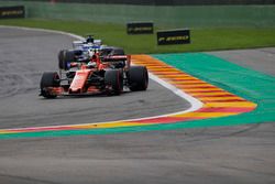Stoffel Vandoorne, McLaren MCL32, Marcus Ericsson, Sauber C36