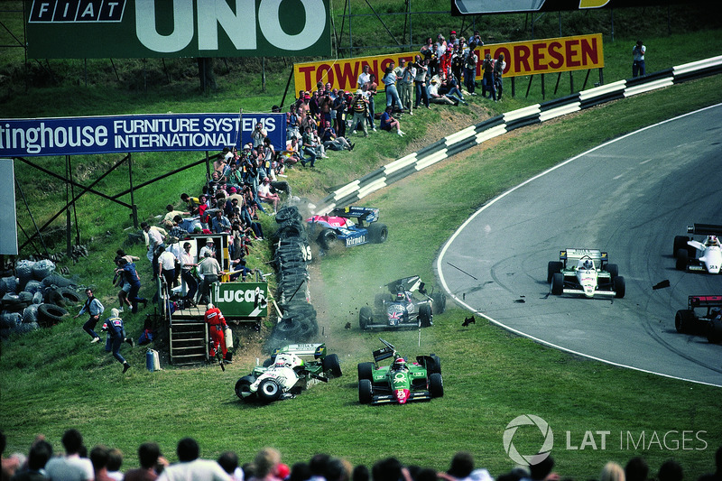 1984年イギリスGP:1周目にクラッシュしたエディ・チーバー、フィリップ・アリオー、ステファン・ヨハンソン、ジョー・ガートナー