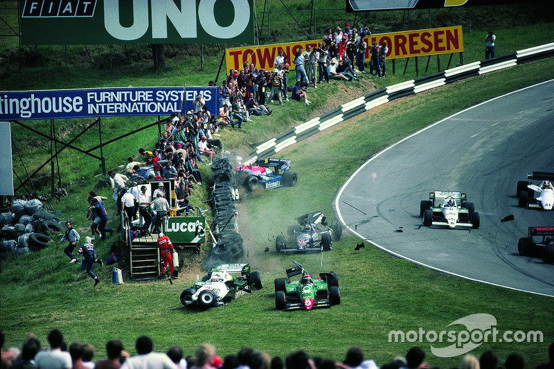 Crash van Eddie Cheever, Philippe Alliot, Stefan Johansson, Jo Gartner op Brands Hatch 1984
