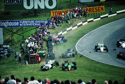 Eddie Cheever, Philippe Alliot, Stefan Johansson, Jo Gartner, crash on the first lap