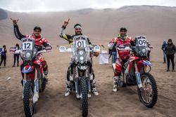 Podio: segundo Kevin Benavides, Honda HRC, primero Pablo Quintanilla, Husqvarna, y tercero Paulo Gonçalves, Honda HRC