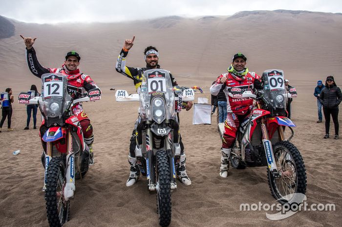 Podio: segundo Kevin Benavides, Honda HRC, primero Pablo Quintanilla, Husqvarna, y tercero Paulo Gonçalves, Honda HRC