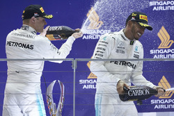 Podium: troisième place Valtteri Bottas, Mercedes AMG F1 et le vainqueur Lewis Hamilton, Mercedes AMG F1